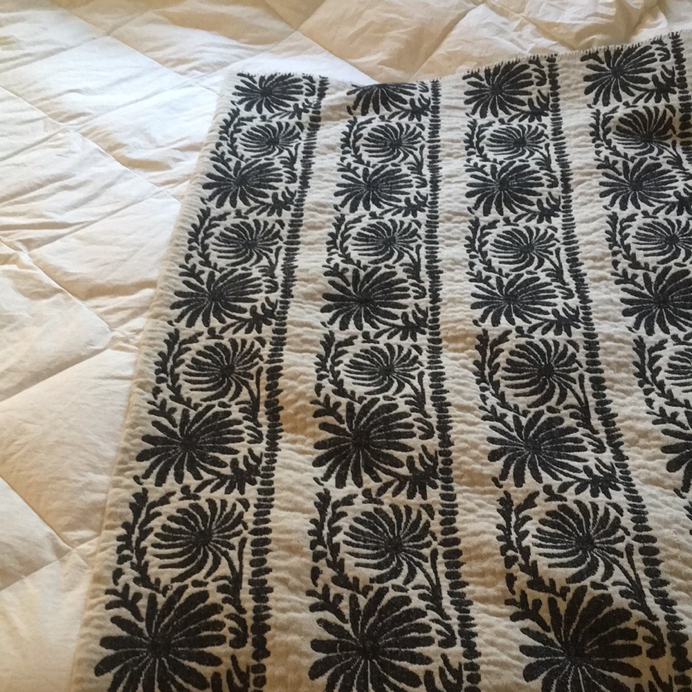OPALHOUSE BLACK/WHITE MALLORCA THROW.